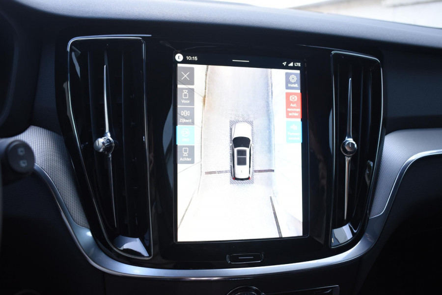 Volvo V60 T8 455PK Automaat Plug-in hybrid AWD Plus Dark / 360 Camera / Harman Kardon / Head-up display / Panorama schuifdak / Stoel- en stuurverwarming / Trekhaak / Elektrische stoelen met geheugen