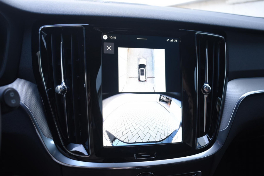 Volvo V60 T8 455PK Automaat Plug-in hybrid AWD Plus Dark / 360 Camera / Harman Kardon / Head-up display / Panorama schuifdak / Stoel- en stuurverwarming / Trekhaak / Elektrische stoelen met geheugen