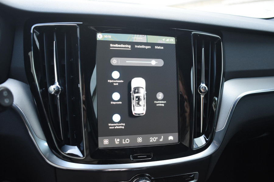 Volvo V60 T8 455PK Automaat Plug-in hybrid AWD Plus Dark / 360 Camera / Harman Kardon / Head-up display / Panorama schuifdak / Stoel- en stuurverwarming / Trekhaak / Elektrische stoelen met geheugen