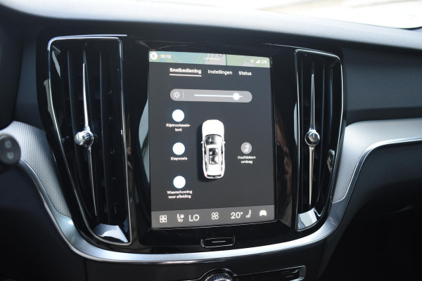 Volvo V60 T8 455PK Automaat Plug-in hybrid AWD Plus Dark / 360 Camera / Harman Kardon / Head-up display / Panorama schuifdak / Stoel- en stuurverwarming / Trekhaak / Elektrische stoelen met geheugen