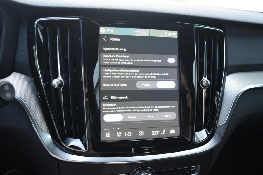 Volvo V60 T8 455PK Automaat Plug-in hybrid AWD Plus Dark / 360 Camera / Harman Kardon / Head-up display / Panorama schuifdak / Stoel- en stuurverwarming / Trekhaak / Elektrische stoelen met geheugen