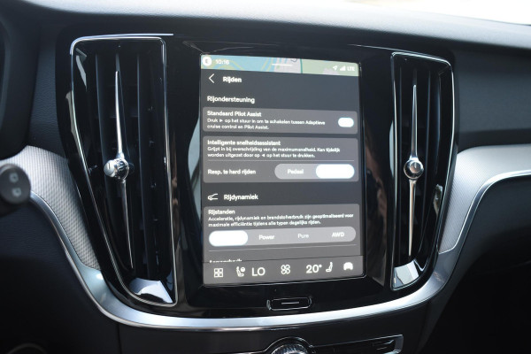 Volvo V60 T8 455PK Automaat Plug-in hybrid AWD Plus Dark / 360 Camera / Harman Kardon / Head-up display / Panorama schuifdak / Stoel- en stuurverwarming / Trekhaak / Elektrische stoelen met geheugen