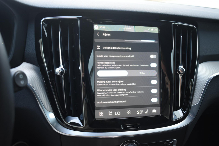 Volvo V60 T8 455PK Automaat Plug-in hybrid AWD Plus Dark / 360 Camera / Harman Kardon / Head-up display / Panorama schuifdak / Stoel- en stuurverwarming / Trekhaak / Elektrische stoelen met geheugen