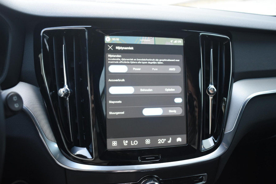 Volvo V60 T8 455PK Automaat Plug-in hybrid AWD Plus Dark / 360 Camera / Harman Kardon / Head-up display / Panorama schuifdak / Stoel- en stuurverwarming / Trekhaak / Elektrische stoelen met geheugen