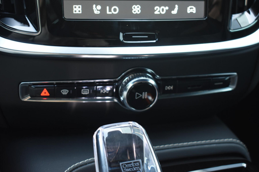 Volvo V60 T8 455PK Automaat Plug-in hybrid AWD Plus Dark / 360 Camera / Harman Kardon / Head-up display / Panorama schuifdak / Stoel- en stuurverwarming / Trekhaak / Elektrische stoelen met geheugen