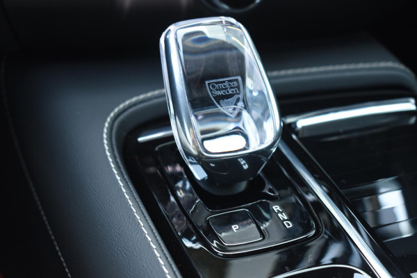 Volvo V60 T8 455PK Automaat Plug-in hybrid AWD Plus Dark / 360 Camera / Harman Kardon / Head-up display / Panorama schuifdak / Stoel- en stuurverwarming / Trekhaak / Elektrische stoelen met geheugen