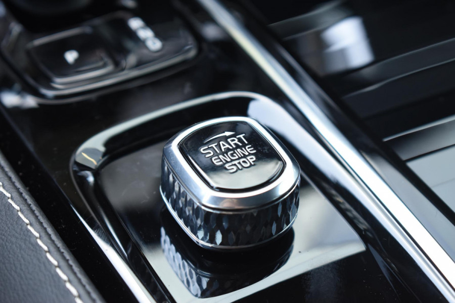 Volvo V60 T8 455PK Automaat Plug-in hybrid AWD Plus Dark / 360 Camera / Harman Kardon / Head-up display / Panorama schuifdak / Stoel- en stuurverwarming / Trekhaak / Elektrische stoelen met geheugen