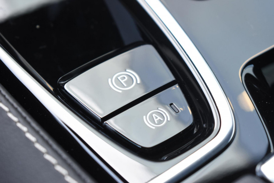 Volvo V60 T8 455PK Automaat Plug-in hybrid AWD Plus Dark / 360 Camera / Harman Kardon / Head-up display / Panorama schuifdak / Stoel- en stuurverwarming / Trekhaak / Elektrische stoelen met geheugen