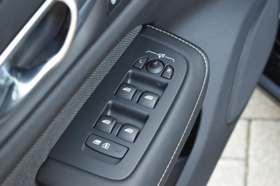 Volvo V60 T8 455PK Automaat Plug-in hybrid AWD Plus Dark / 360 Camera / Harman Kardon / Head-up display / Panorama schuifdak / Stoel- en stuurverwarming / Trekhaak / Elektrische stoelen met geheugen