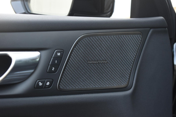 Volvo V60 T8 455PK Automaat Plug-in hybrid AWD Plus Dark / 360 Camera / Harman Kardon / Head-up display / Panorama schuifdak / Stoel- en stuurverwarming / Trekhaak / Elektrische stoelen met geheugen