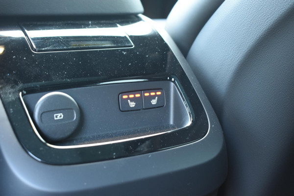 Volvo V60 T8 455PK Automaat Plug-in hybrid AWD Plus Dark / 360 Camera / Harman Kardon / Head-up display / Panorama schuifdak / Stoel- en stuurverwarming / Trekhaak / Elektrische stoelen met geheugen