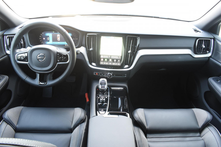 Volvo V60 T8 455PK Automaat Plug-in hybrid AWD Plus Dark / 360 Camera / Harman Kardon / Head-up display / Panorama schuifdak / Stoel- en stuurverwarming / Trekhaak / Elektrische stoelen met geheugen
