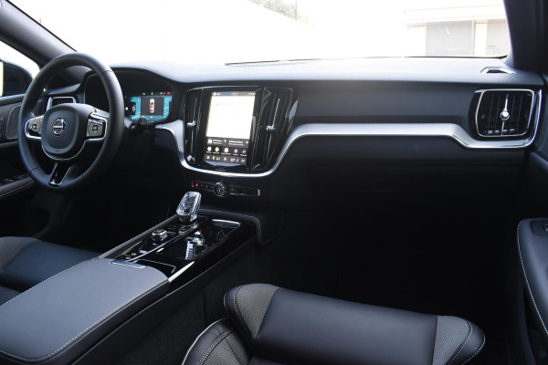 Volvo V60 T8 455PK Automaat Plug-in hybrid AWD Plus Dark / 360 Camera / Harman Kardon / Head-up display / Panorama schuifdak / Stoel- en stuurverwarming / Trekhaak / Elektrische stoelen met geheugen