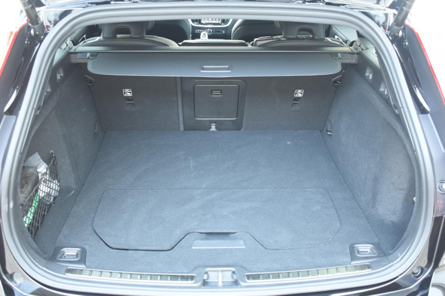 Volvo V60 T8 455PK Automaat Plug-in hybrid AWD Plus Dark / 360 Camera / Harman Kardon / Head-up display / Panorama schuifdak / Stoel- en stuurverwarming / Trekhaak / Elektrische stoelen met geheugen