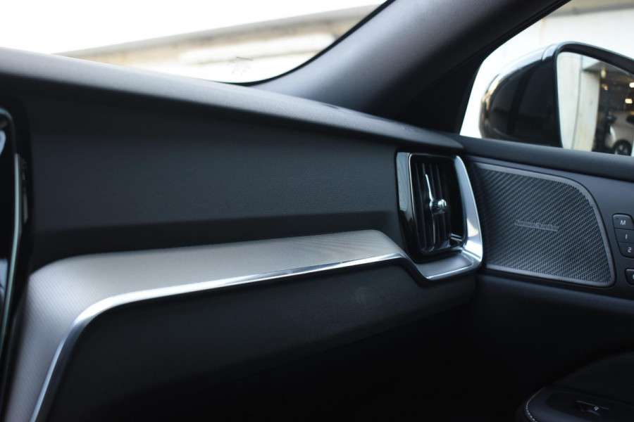Volvo V60 T8 455PK Automaat Plug-in hybrid AWD Plus Dark / 360 Camera / Harman Kardon / Head-up display / Panorama schuifdak / Stoel- en stuurverwarming / Trekhaak / Elektrische stoelen met geheugen