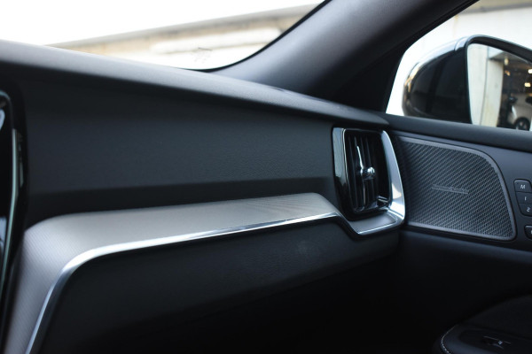 Volvo V60 T8 455PK Automaat Plug-in hybrid AWD Plus Dark / 360 Camera / Harman Kardon / Head-up display / Panorama schuifdak / Stoel- en stuurverwarming / Trekhaak / Elektrische stoelen met geheugen