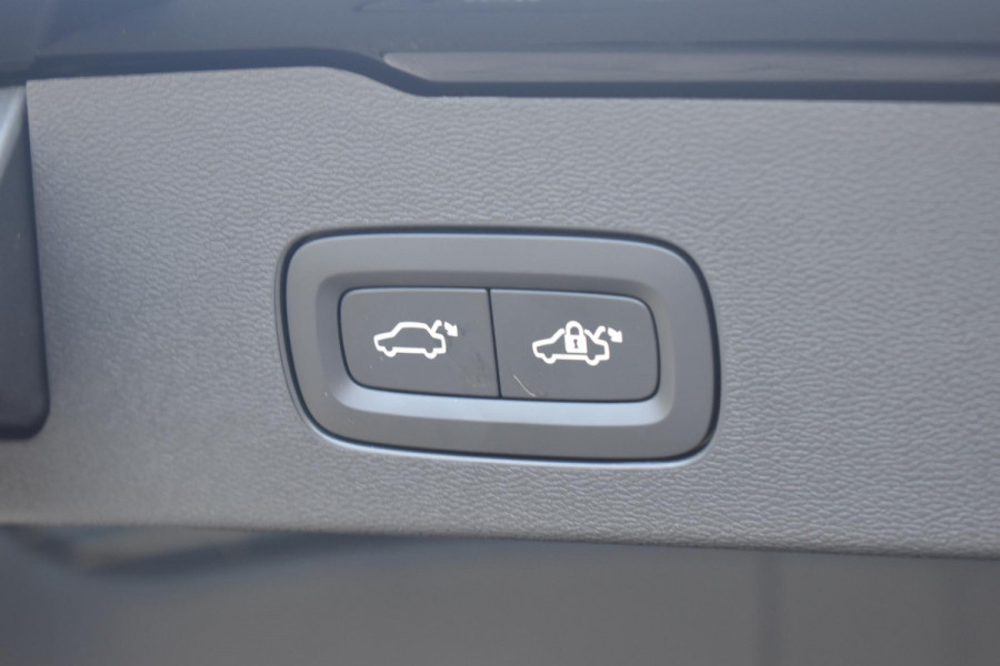 Volvo V60 T8 455PK Automaat Plug-in hybrid AWD Plus Dark / 360 Camera / Harman Kardon / Head-up display / Panorama schuifdak / Stoel- en stuurverwarming / Trekhaak / Elektrische stoelen met geheugen