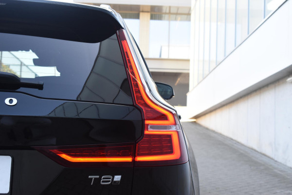 Volvo V60 T8 455PK Automaat Plug-in hybrid AWD Plus Dark / 360 Camera / Harman Kardon / Head-up display / Panorama schuifdak / Stoel- en stuurverwarming / Trekhaak / Elektrische stoelen met geheugen