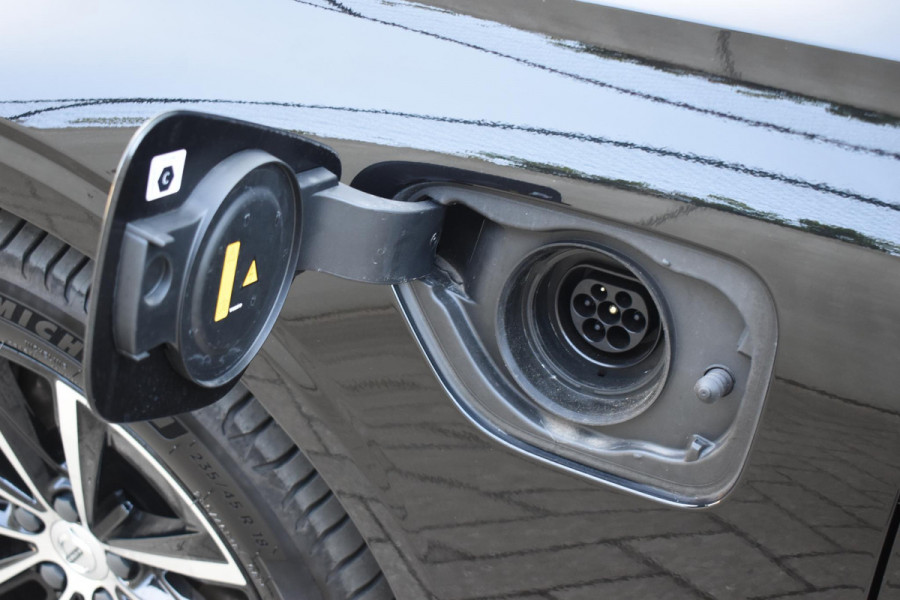 Volvo V60 T8 455PK Automaat Plug-in hybrid AWD Plus Dark / 360 Camera / Harman Kardon / Head-up display / Panorama schuifdak / Stoel- en stuurverwarming / Trekhaak / Elektrische stoelen met geheugen