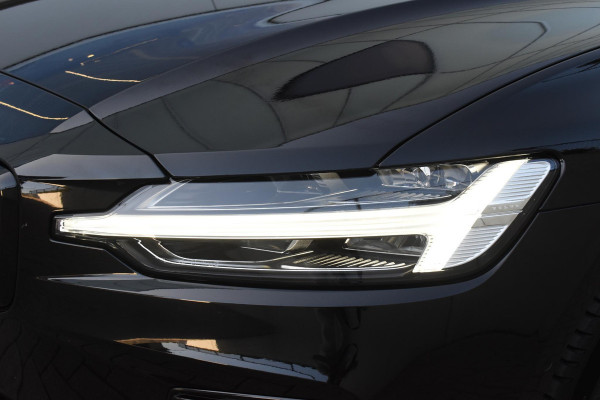 Volvo V60 T8 455PK Automaat Plug-in hybrid AWD Plus Dark / 360 Camera / Harman Kardon / Head-up display / Panorama schuifdak / Stoel- en stuurverwarming / Trekhaak / Elektrische stoelen met geheugen