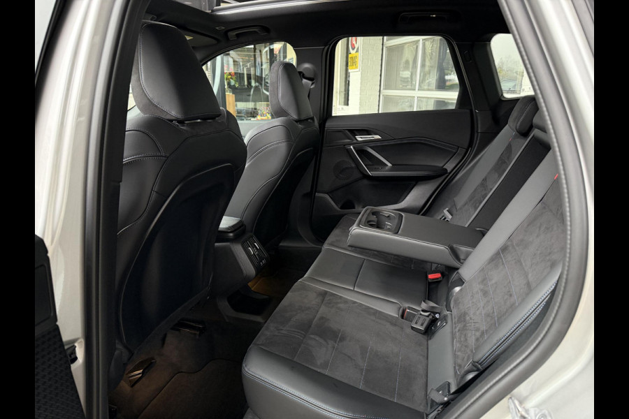 BMW X1 sDrive18i M SPORT | PANORAMA | PREMIUM PACK | ADAPT. CRUISE | KEYLESS ENTRY | STOELVERWARMING | 19 INCH LM VELGEN |