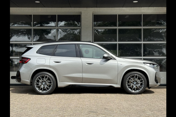 BMW X1 sDrive18i M SPORT | PANORAMA | PREMIUM PACK | ADAPT. CRUISE | KEYLESS ENTRY | STOELVERWARMING | 19 INCH LM VELGEN |