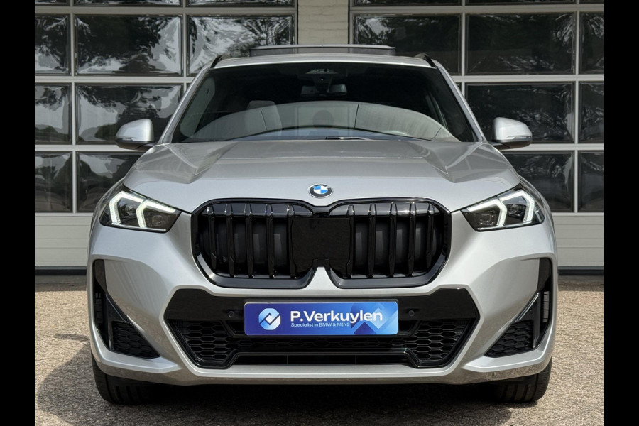 BMW X1 sDrive18i M SPORT | PANORAMA | PREMIUM PACK | ADAPT. CRUISE | KEYLESS ENTRY | STOELVERWARMING | 19 INCH LM VELGEN |