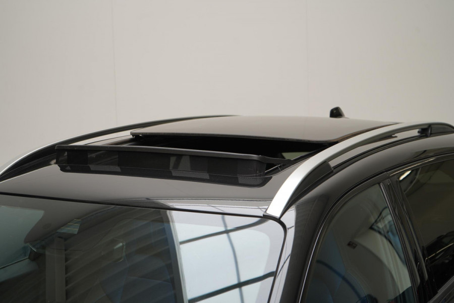 Lynk & Co 01 1.5 | Zwart optiek | 360 camera | Panoramadak | Navigatie | Memory | Apple CarPlay