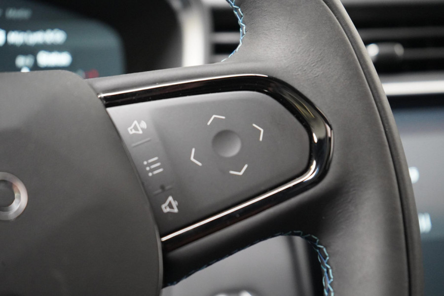 Lynk & Co 01 1.5 | Zwart optiek | 360 camera | Panoramadak | Navigatie | Memory | Apple CarPlay