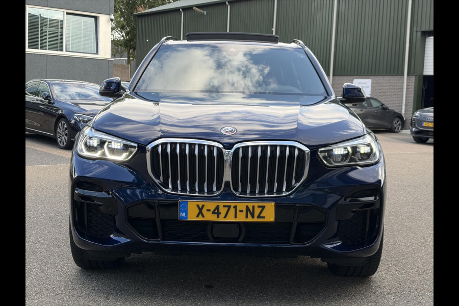 BMW X5 xDrive45e High Executive BOMVOL! | PANO | HARMAN KARDON | LASER LED | ELEK. ACHTER KLEP | ELEK. TREKHAAK | STOELVERWARMING | ELEK. MEM. SEAT | ACHTERUITRIJCAMERA | 22'' VELGEN | RIJKLAAR PRIJS + 12 MND BOVAG GARANTIE |