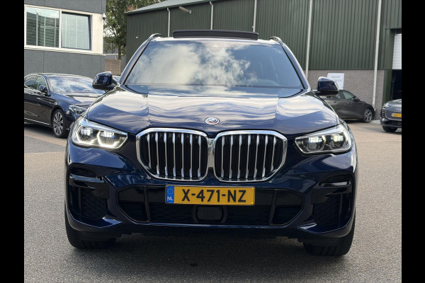 BMW X5 xDrive45e High Executive BOMVOL! | PANO | HARMAN KARDON | LASER LED | ELEK. ACHTER KLEP | ELEK. TREKHAAK | STOELVERWARMING | ELEK. MEM. SEAT | ACHTERUITRIJCAMERA | 22'' VELGEN | RIJKLAAR PRIJS + 12 MND BOVAG GARANTIE |