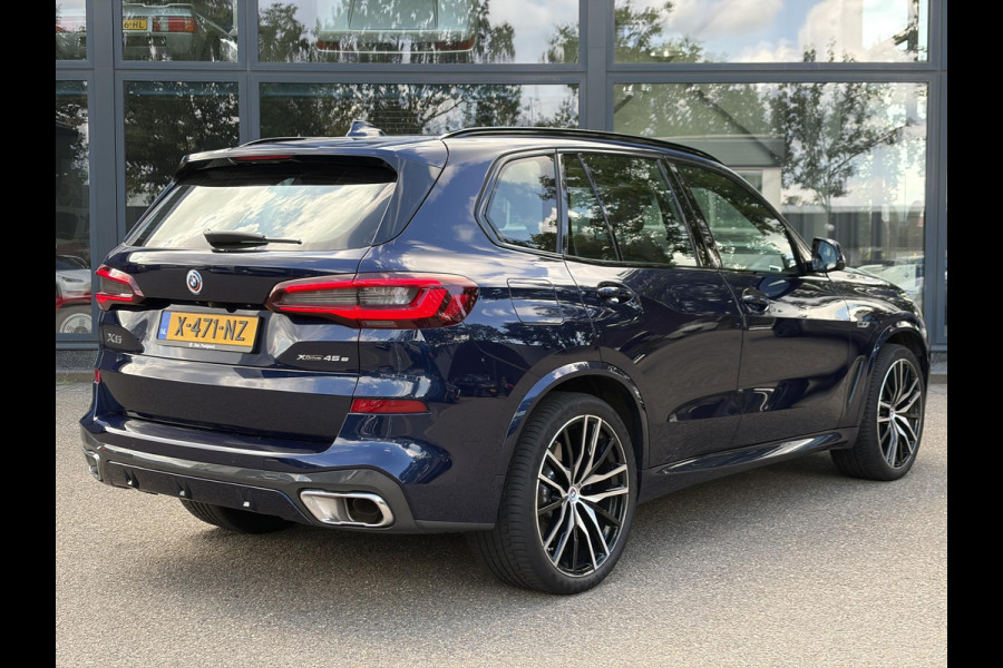 BMW X5 xDrive45e High Executive BOMVOL! | PANO | HARMAN KARDON | LASER LED | ELEK. ACHTER KLEP | ELEK. TREKHAAK | STOELVERWARMING | ELEK. MEM. SEAT | ACHTERUITRIJCAMERA | 22'' VELGEN | RIJKLAAR PRIJS + 12 MND BOVAG GARANTIE |