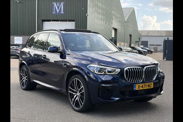 BMW X5 xDrive45e High Executive BOMVOL! | PANO | HARMAN KARDON | LASER LED | ELEK. ACHTER KLEP | ELEK. TREKHAAK | STOELVERWARMING | ELEK. MEM. SEAT | ACHTERUITRIJCAMERA | 22'' VELGEN | RIJKLAAR PRIJS + 12 MND BOVAG GARANTIE |