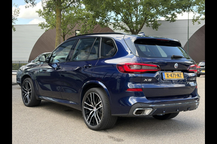 BMW X5 xDrive45e High Executive BOMVOL! | PANO | HARMAN KARDON | LASER LED | ELEK. ACHTER KLEP | ELEK. TREKHAAK | STOELVERWARMING | ELEK. MEM. SEAT | ACHTERUITRIJCAMERA | 22'' VELGEN | RIJKLAAR PRIJS + 12 MND BOVAG GARANTIE |