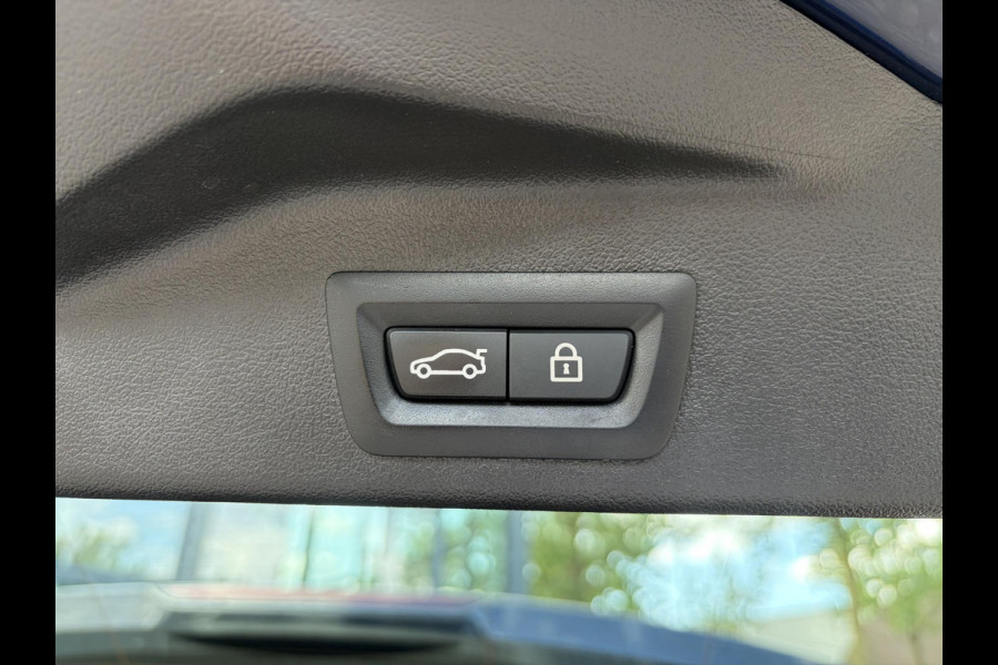 BMW X5 xDrive45e High Executive BOMVOL! | PANO | HARMAN KARDON | LASER LED | ELEK. ACHTER KLEP | ELEK. TREKHAAK | STOELVERWARMING | ELEK. MEM. SEAT | ACHTERUITRIJCAMERA | 22'' VELGEN | RIJKLAAR PRIJS + 12 MND BOVAG GARANTIE |