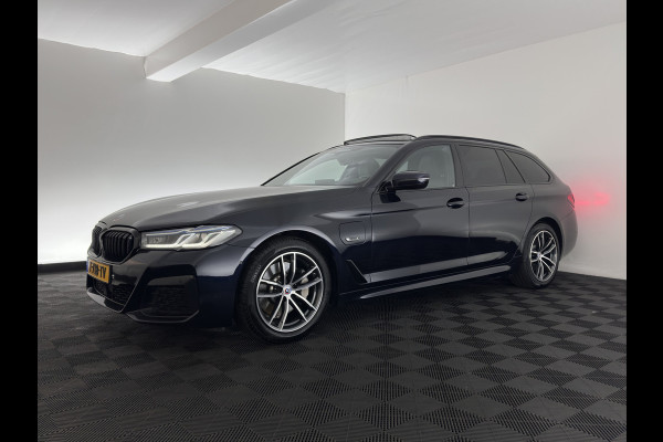 BMW 5 Serie Touring 530e xDrive Business Edition Plus M-Sportpack (Plug-in) {SoH-96%} (INCL.BTW) *PANO | HEAD-UP | LEATHER | FULL-LED | MEMORY-PACK | HARMAN/KARDON | BLINDSPOT | DIGI-COCKPIT | CAMERA | NAVI-FULLMAP | PRIVACY-GLASS | SHIFTPADDLES | ECC | PDC | 18''ALU