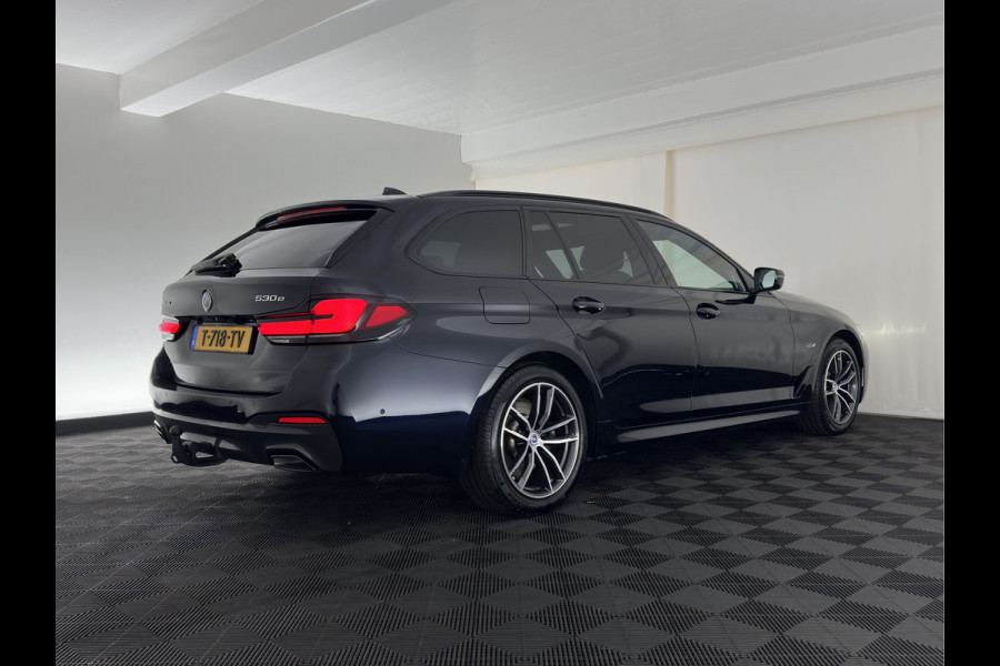 BMW 5 Serie Touring 530e xDrive Business Edition Plus M-Sportpack (Plug-in) {SoH-96%} (INCL.BTW) *PANO | HEAD-UP | LEATHER | FULL-LED | MEMORY-PACK | HARMAN/KARDON | BLINDSPOT | DIGI-COCKPIT | CAMERA | NAVI-FULLMAP | PRIVACY-GLASS | SHIFTPADDLES | ECC | PDC | 18''ALU
