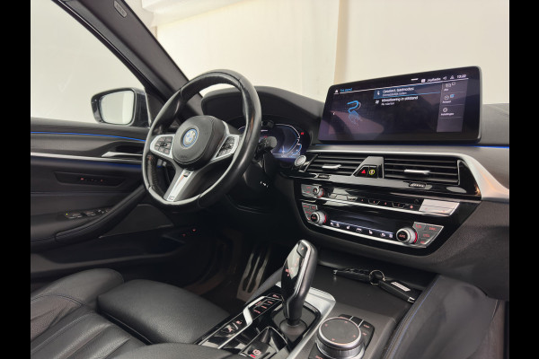BMW 5 Serie Touring 530e xDrive Business Edition Plus M-Sportpack (Plug-in) {SoH-96%} (INCL.BTW) *PANO | HEAD-UP | LEATHER | FULL-LED | MEMORY-PACK | HARMAN/KARDON | BLINDSPOT | DIGI-COCKPIT | CAMERA | NAVI-FULLMAP | PRIVACY-GLASS | SHIFTPADDLES | ECC | PDC | 18''ALU