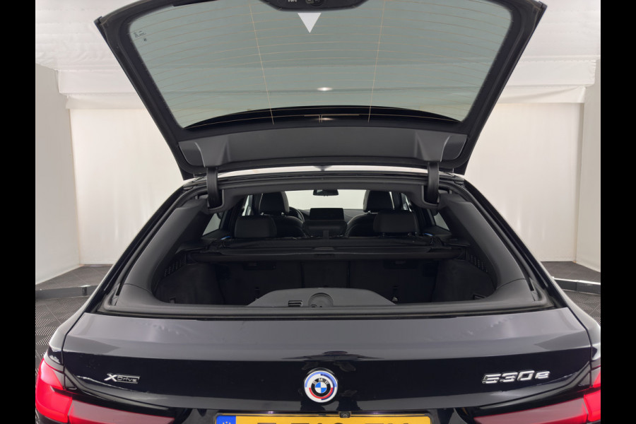 BMW 5 Serie Touring 530e xDrive Business Edition Plus M-Sportpack (Plug-in) {SoH-96%} (INCL.BTW) *PANO | HEAD-UP | LEATHER | FULL-LED | MEMORY-PACK | HARMAN/KARDON | BLINDSPOT | DIGI-COCKPIT | CAMERA | NAVI-FULLMAP | PRIVACY-GLASS | SHIFTPADDLES | ECC | PDC | 18''ALU
