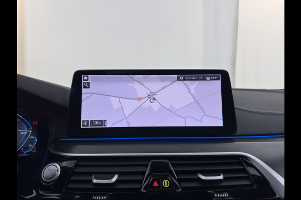 BMW 5 Serie Touring 530e xDrive Business Edition Plus M-Sportpack (Plug-in) {SoH-96%} (INCL.BTW) *PANO | HEAD-UP | LEATHER | FULL-LED | MEMORY-PACK | HARMAN/KARDON | BLINDSPOT | DIGI-COCKPIT | CAMERA | NAVI-FULLMAP | PRIVACY-GLASS | SHIFTPADDLES | ECC | PDC | 18''ALU