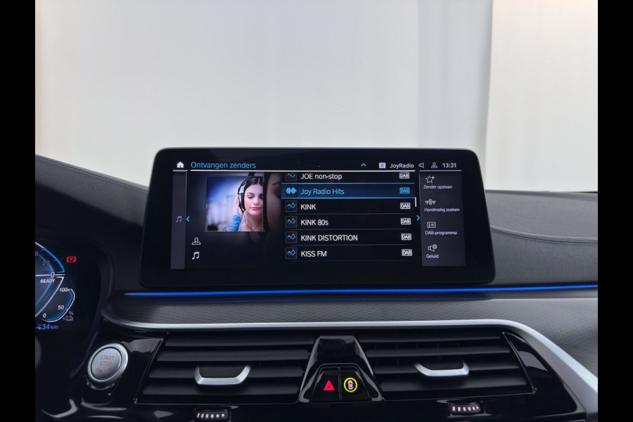 BMW 5 Serie Touring 530e xDrive Business Edition Plus M-Sportpack (Plug-in) {SoH-96%} (INCL.BTW) *PANO | HEAD-UP | LEATHER | FULL-LED | MEMORY-PACK | HARMAN/KARDON | BLINDSPOT | DIGI-COCKPIT | CAMERA | NAVI-FULLMAP | PRIVACY-GLASS | SHIFTPADDLES | ECC | PDC | 18''ALU