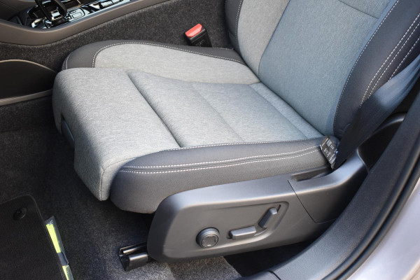 Volvo XC40 B4 211PK Automaat Plus Dark / Adaptive Cruise control / Extra getint glas / Harman Kardon / Elektrisch verstelbare stoelen met geheugen / Stoel- en stuurverwarming / Trekhaak