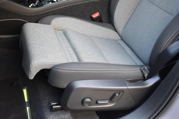 Volvo XC40 B4 211PK Automaat Plus Dark / Adaptive Cruise control / Extra getint glas / Harman Kardon / Elektrisch verstelbare stoelen met geheugen / Stoel- en stuurverwarming / Trekhaak