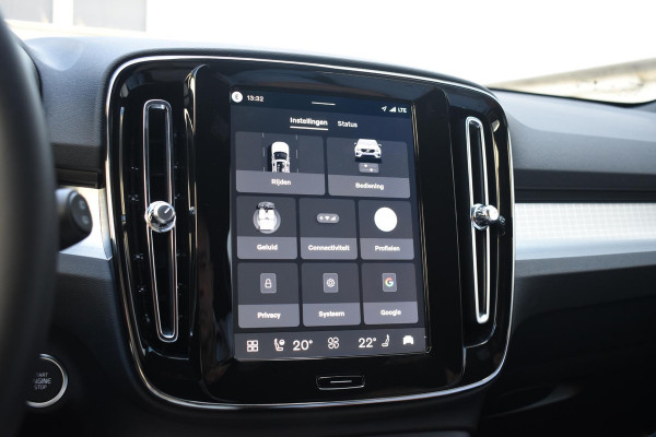 Volvo XC40 B4 211PK Automaat Plus Dark / Adaptive Cruise control / Extra getint glas / Harman Kardon / Elektrisch verstelbare stoelen met geheugen / Stoel- en stuurverwarming / Trekhaak
