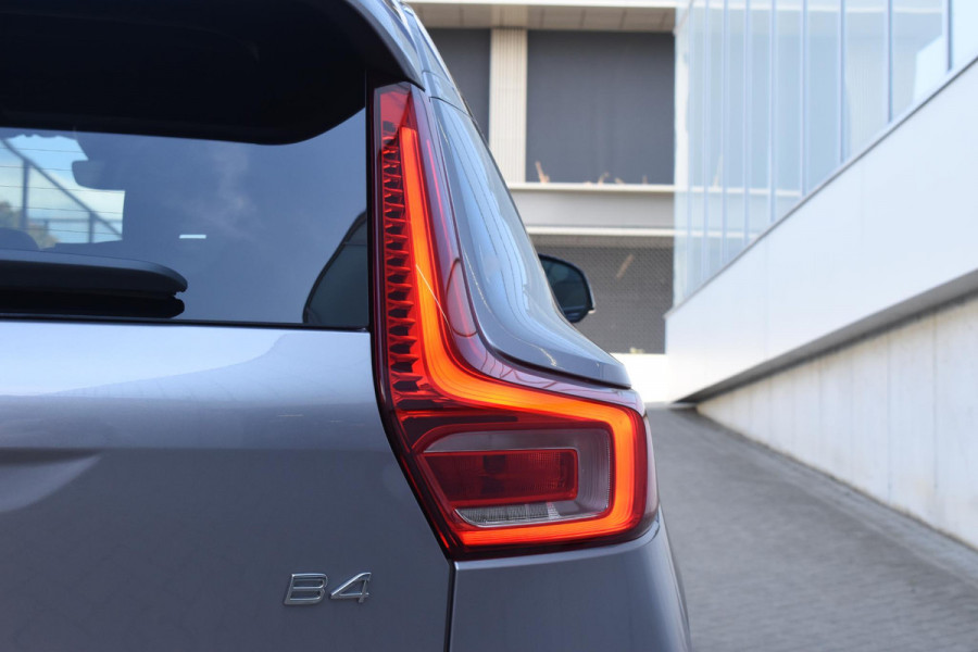 Volvo XC40 B4 211PK Automaat Plus Dark / Adaptive Cruise control / Extra getint glas / Harman Kardon / Elektrisch verstelbare stoelen met geheugen / Stoel- en stuurverwarming / Trekhaak