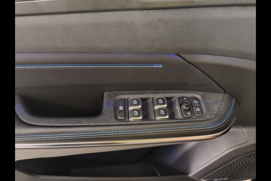 Lynk & Co 01 1.5 262pk Plug-in Adapt.Cruise Pano.dak Carplay Black Magic