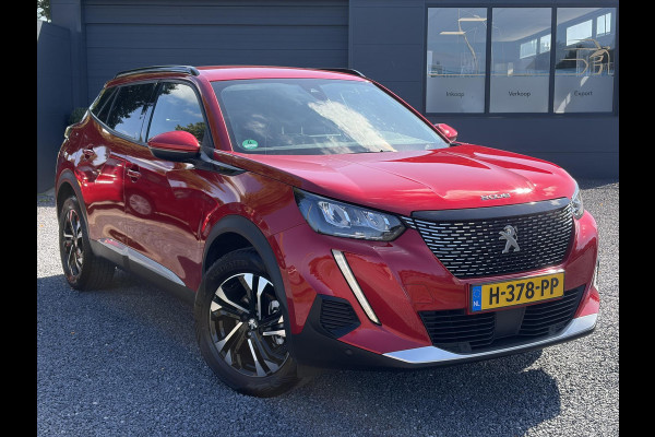 Peugeot 2008 1.2 PureTech Allure ✓Recent beurt gehad✓D-riem vv in 06-2025✓Camera°360✓Draadloze telefoonlader✓Carplay✓Keyless✓Automaat✓Trekhaak✓Halfleder✓Navi✓Clima✓Cruise✓131pk✓Lm velgen✓2e Eigenaar✓Pdc V+A✓Rijstrooksensor✓N.A.P✓Apk tot 04-2028