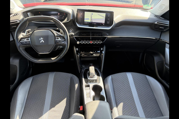 Peugeot 2008 1.2 PureTech Allure ✓Recent beurt gehad✓D-riem vv in 06-2025✓Camera°360✓Draadloze telefoonlader✓Carplay✓Keyless✓Automaat✓Trekhaak✓Halfleder✓Navi✓Clima✓Cruise✓131pk✓Lm velgen✓2e Eigenaar✓Pdc V+A✓Rijstrooksensor✓N.A.P✓Apk tot 04-2028