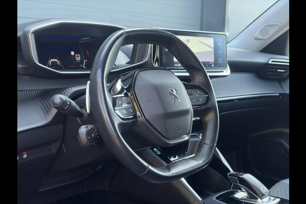 Peugeot 2008 1.2 PureTech Allure ✓Recent beurt gehad✓D-riem vv in 06-2025✓Camera°360✓Draadloze telefoonlader✓Carplay✓Keyless✓Automaat✓Trekhaak✓Halfleder✓Navi✓Clima✓Cruise✓131pk✓Lm velgen✓2e Eigenaar✓Pdc V+A✓Rijstrooksensor✓N.A.P✓Apk tot 04-2028