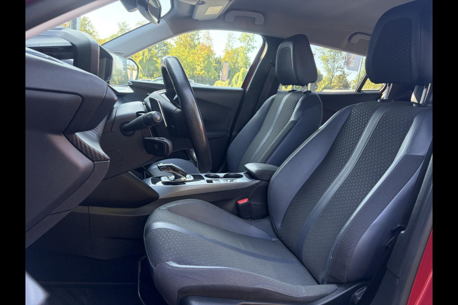 Peugeot 2008 1.2 PureTech Allure ✓Recent beurt gehad✓D-riem vv in 06-2025✓Camera°360✓Draadloze telefoonlader✓Carplay✓Keyless✓Automaat✓Trekhaak✓Halfleder✓Navi✓Clima✓Cruise✓131pk✓Lm velgen✓2e Eigenaar✓Pdc V+A✓Rijstrooksensor✓N.A.P✓Apk tot 04-2028